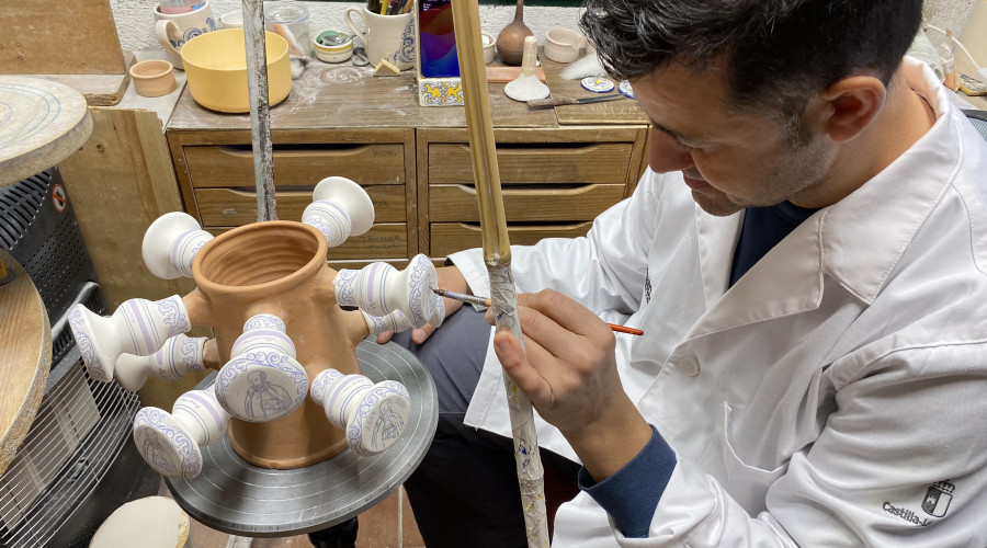 El ceramista Alberto Acosta ultima los casi 300 bastones de Mondas de este año