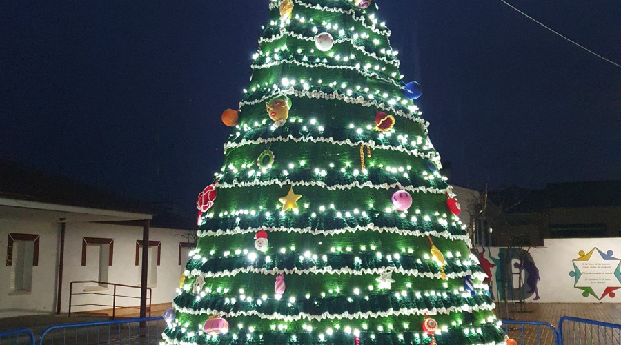 Un árbol de ganchillo engalana Yuncler estas Navidades