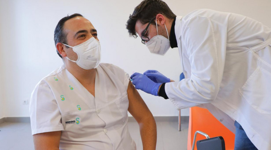 Castilla-La Mancha ha iniciado hoy la vacunación de los profesionales sanitarios